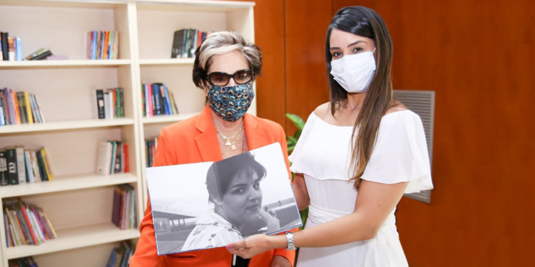 Pioneira Mercedes Urquiza autografa livro no Palácio do Buriti para a primeira-dama Mayara Noronha