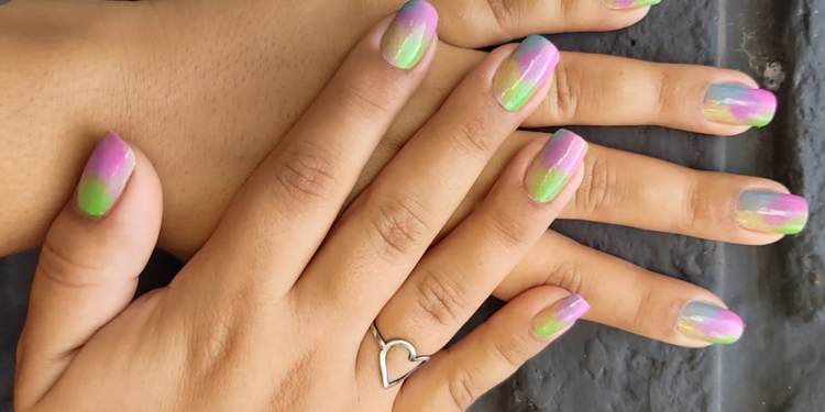 Tie Dye: aprenda o passo a passo da tendência que chegou ao universo das Nail Arts