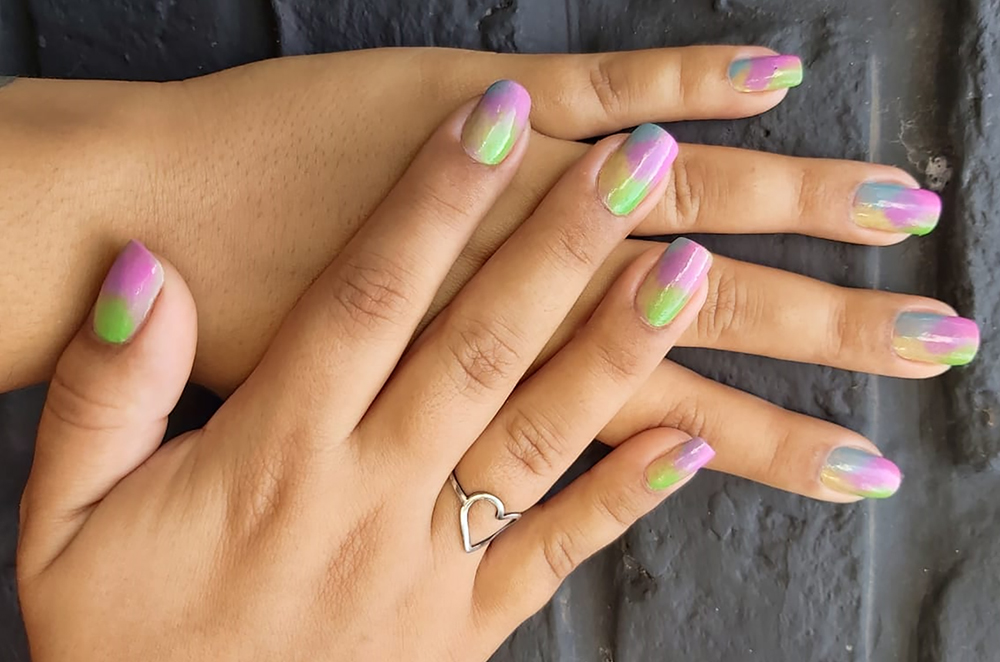 Unhas tie-dye: manicure das famosas ensina a fazer nail art