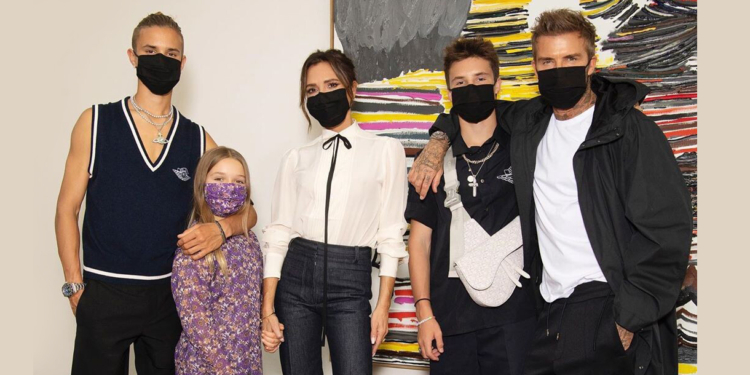 Para promover marca homônima, Victoria Beckham faz desfile somente para a família em Londres