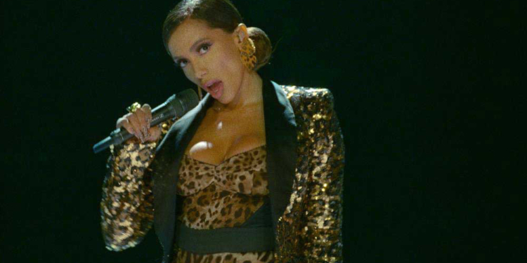 Anitta usa look Dolce & Gabbana para se apresentar em talk show norte-americano