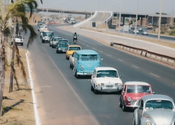 Veículos antigos: carreata faz homenagem aos 118 anos de Juscelino Kubitschek