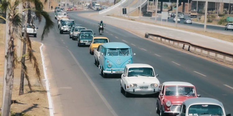 Veículos antigos: carreata faz homenagem aos 118 anos de Juscelino Kubitschek