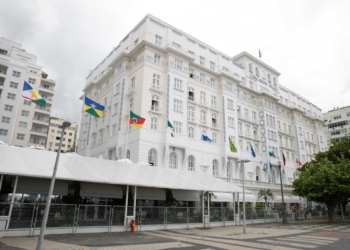 Belmond Copacabana Palace homenageia o Brasil com bandeiras dos 26 estados e Distrito Federal em sua fachada