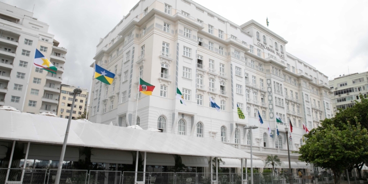 Belmond Copacabana Palace homenageia o Brasil com bandeiras dos 26 estados e Distrito Federal em sua fachada