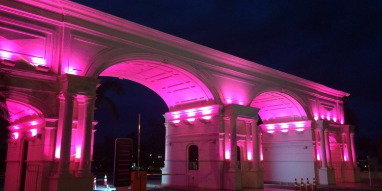 Pontão é iluminado com a cor símbolo do “Outubro Rosa”