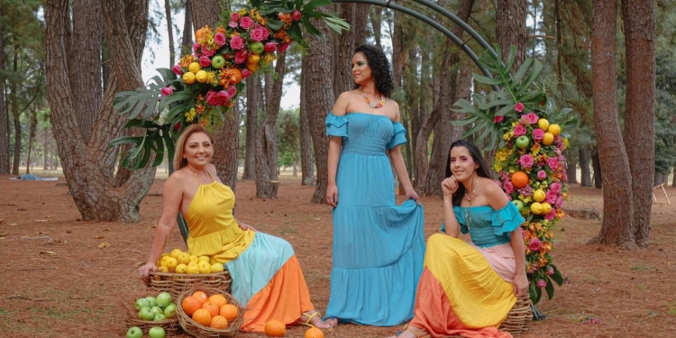 Editorial Outubro Rosa: marca presenteia mulheres com roupas exclusivas em apoio ao câncer de mama