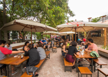 GDF amplia horários dos shoppings, lojas de rua e libera limite de clientes por mesas nos bares