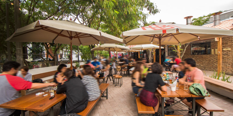 GDF amplia horários dos shoppings, lojas de rua e libera limite de clientes por mesas nos bares