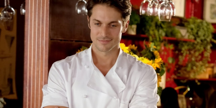 Lucas Bravo: francês, modelo, ator e muso da nova série ‘Emily em Paris’