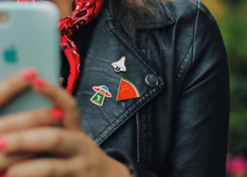 Acessórios da vez: como usar pins e broches