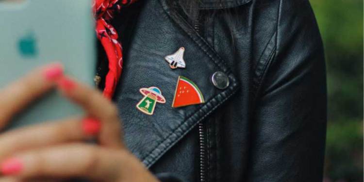 Acessórios da vez: como usar pins e broches