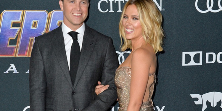 Secret: Scarlett Johansson se casa com o ator e comediante Colin Jost