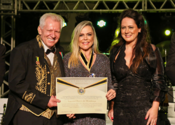 Secretária de Turismo do Distrito Federal, Vanessa Mendonça, foi homenageada com a Medalha Ônix