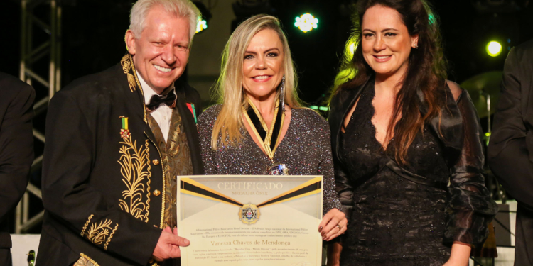 Secretária de Turismo do Distrito Federal, Vanessa Mendonça, foi homenageada com a Medalha Ônix