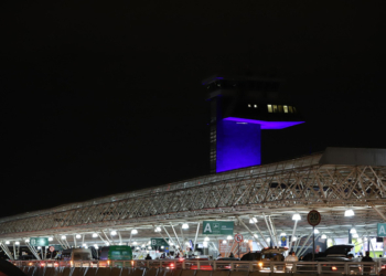 Torre de controle do Aeroporto de Brasília recebe iluminação azul para lembrar prevenção ao câncer de próstata