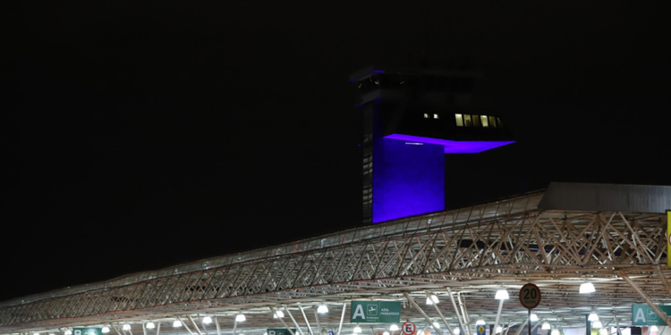 Torre de controle do Aeroporto de Brasília recebe iluminação azul para lembrar prevenção ao câncer de próstata