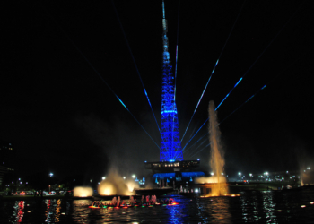 Torre de TV se transforma em mega-árvore de Natal com show de iluminação