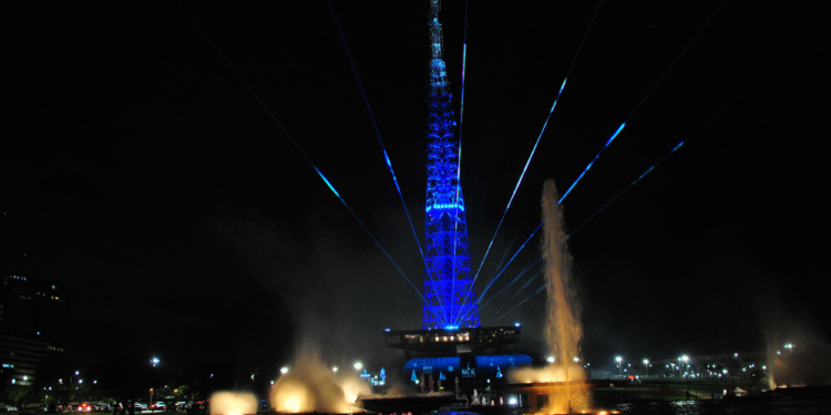 Torre de TV se transforma em mega-árvore de Natal com show de iluminação