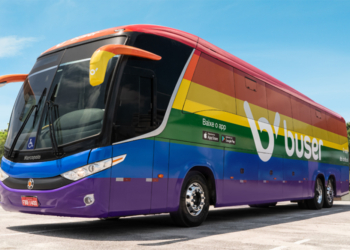 Arco-íris: ônibus com as cores da bandeira LGBTQIA+ invadem as estradas do Brasil representado o direito de liberdade