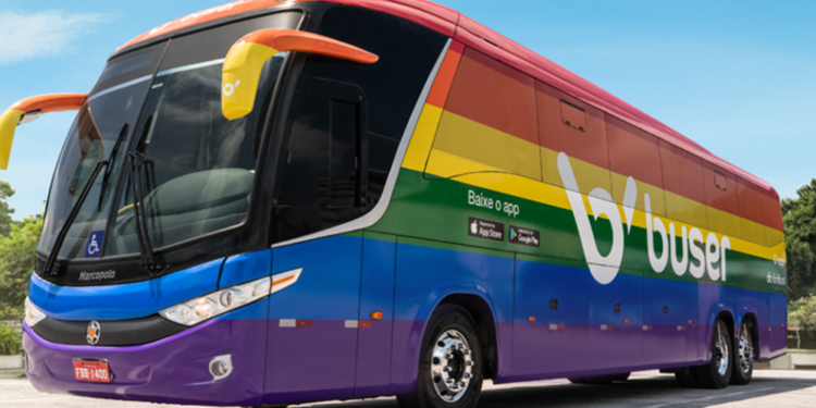 Arco-íris: ônibus com as cores da bandeira LGBTQIA+ invadem as estradas do Brasil representado o direito de liberdade