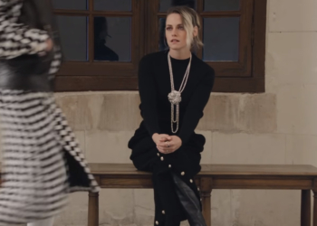 Única: Kristen Stewart assiste o desfile da Chanel Métiers d’Art 20/21 em um château na França