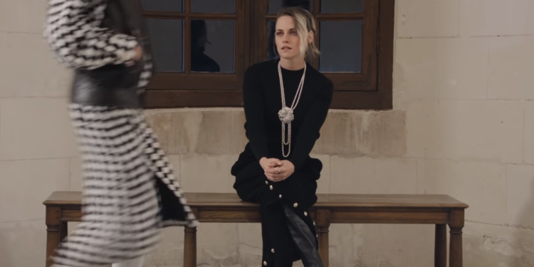 Única: Kristen Stewart assiste o desfile da Chanel Métiers d’Art 20/21 em um château na França