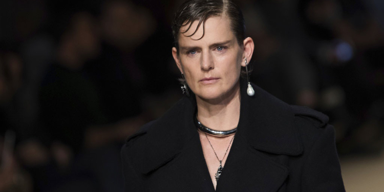 Modelo Stella Tennant morre aos 50 anos e deixa legado