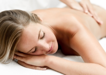 Enfiou o pé na jaca no Natal? Conheça a massagem detox que ajuda a eliminar gordura localizada