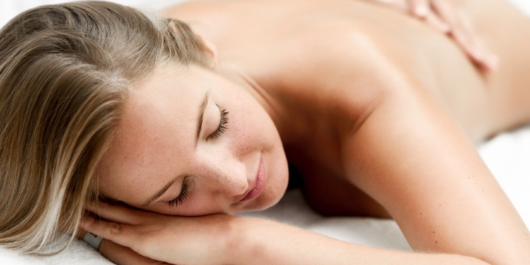 Enfiou o pé na jaca no Natal? Conheça a massagem detox que ajuda a eliminar gordura localizada