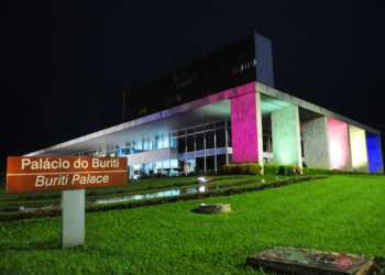 Conscientização: Palácio do Buriti recebe iluminação nas cores da bandeira trans
