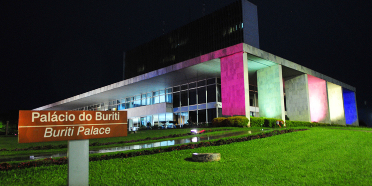 Conscientização: Palácio do Buriti recebe iluminação nas cores da bandeira trans