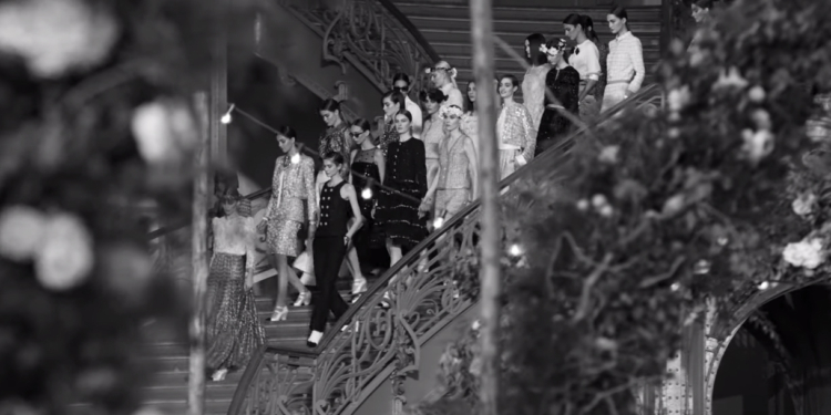 Alta Costura: Chanel desfila no Grand Palais com a presença de embaixadoras famosas