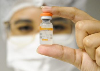 Vacinação do grupo de 80 anos ou mais começa nesta segunda (1º)