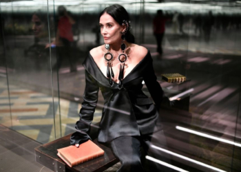 Vitrine Viva: Demi Moore e top models desfilam para Fendi Haute Couture em um cenário exclusivo