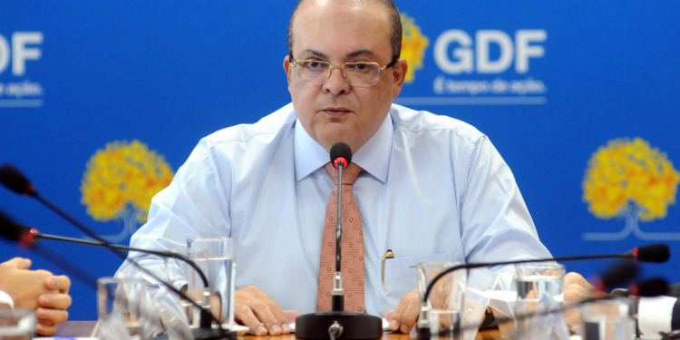 Novo decreto: bares e restaurantes voltam ao horário normal com novas exigências