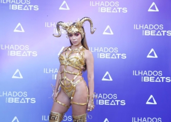 Bloco da Anitta: cantora usa look exclusivo Colcci durante live