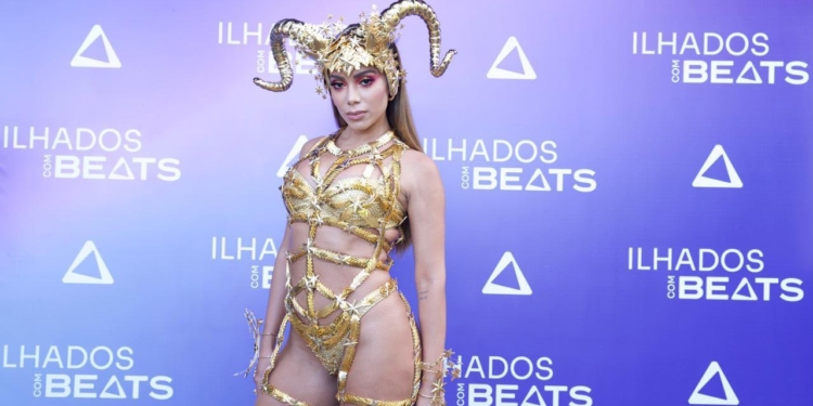 Bloco da Anitta: cantora usa look exclusivo Colcci durante live