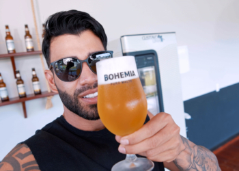 “Balada do Boteco” em casa: com caminhão personalizado, Bohemia abastece estoque de cerveja de Gusttavo Lima