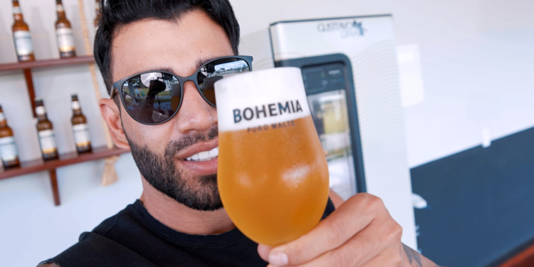 “Balada do Boteco” em casa: com caminhão personalizado, Bohemia abastece estoque de cerveja de Gusttavo Lima