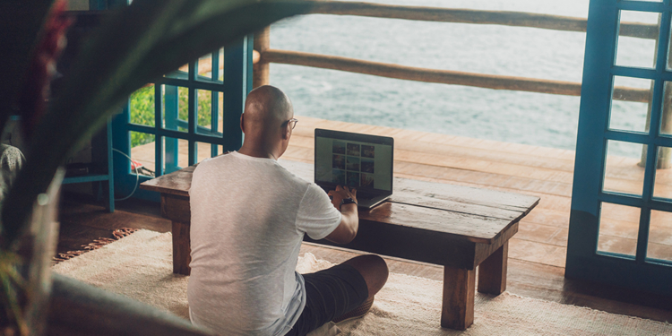 Anywhere Office: cerveja Corona apoia consumidor que sonha em trabalhar com os pés na areia