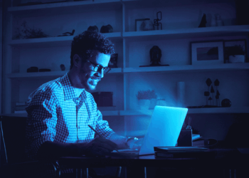 Em tempos de pandemia, a pele ganha um novo inimigo: Blue light ou luz azul