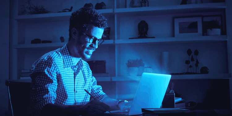 Em tempos de pandemia, a pele ganha um novo inimigo: Blue light ou luz azul