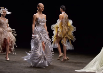 Arte cinética na Alta-Costura: Iris Van Herpen transforma fungos em vestidos dos sonhos na coleção primavera-verão/21