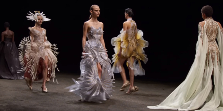 Arte cinética na Alta-Costura: Iris Van Herpen transforma fungos em vestidos dos sonhos na coleção primavera-verão/21