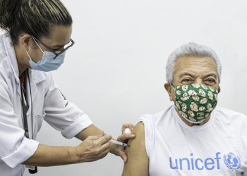 Mauricio de Sousa toma a primeira dose da vacina e deixa um recado nas redes sociais