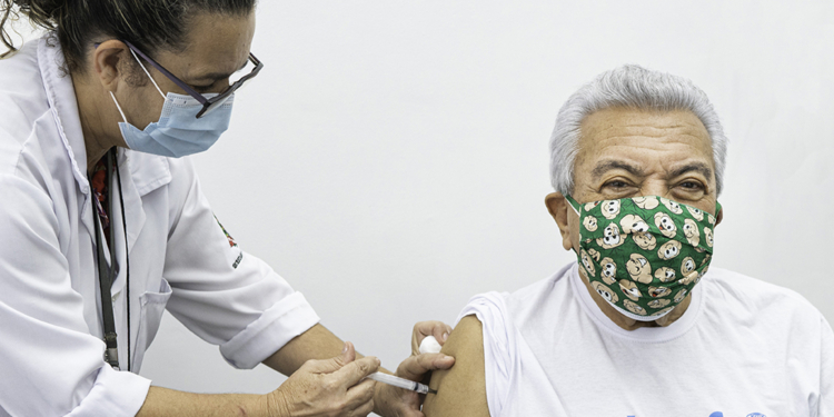 Mauricio de Sousa toma a primeira dose da vacina e deixa um recado nas redes sociais