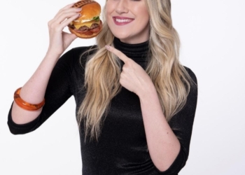 Bullguer lança dois lanches com calabresa com celebridade humorística