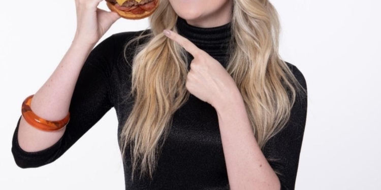 Bullguer lança dois lanches com calabresa com celebridade humorística