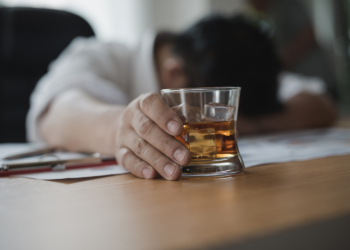 Dia Nacional de Combate às Drogas e ao Alcoolismo: especialista fala sobre riscos e tratamento da dependência química